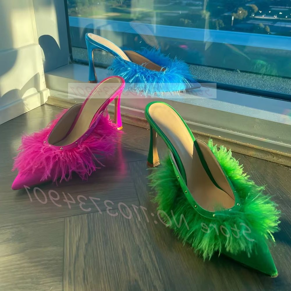 Mules de tacón con plumas de a - Court Heel Pointed reseña y precio